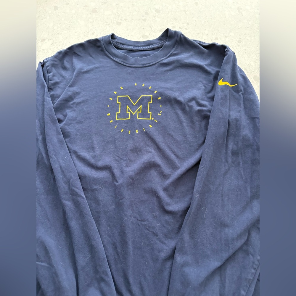 Nike women’s university of michigan Navy Long Sleeve Shirt large